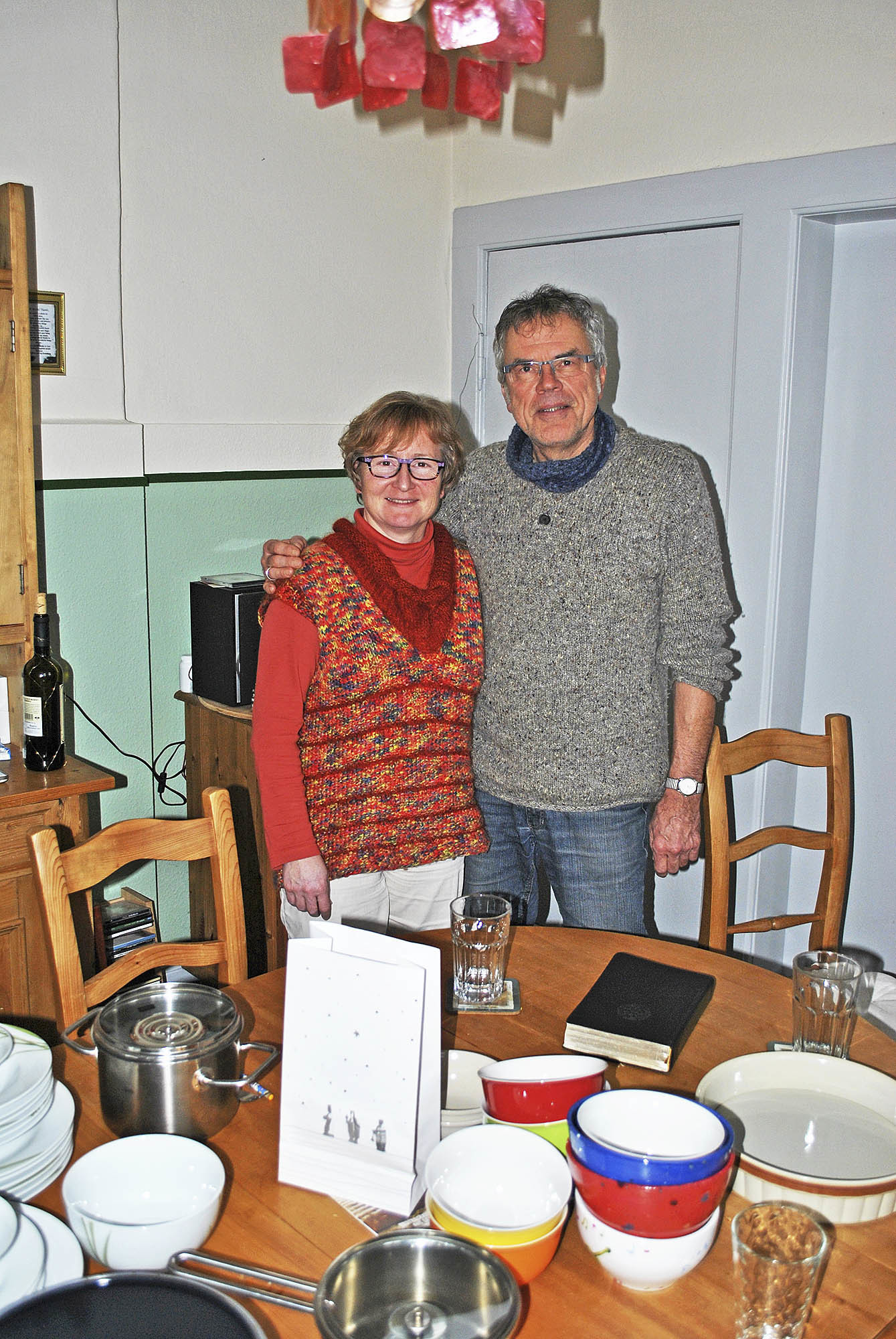 Bei den Umzugsvorbereitungen: Pastor Winfried Thumser und Ehefrau Claudia