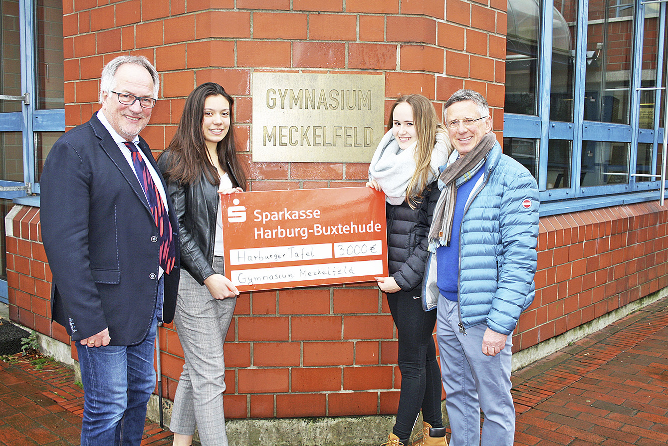 Bei der Spendenübergabe (v. li.): Schulleiter Hans-Christian Höhne, Fiona Groetzner, Sophia ZInk und Thomas Kaul von der Harburger Tafel