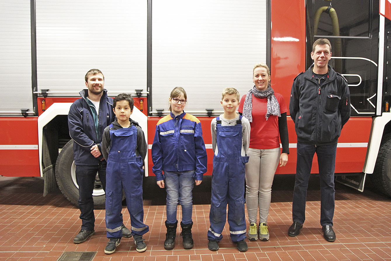 Jugendwart Kay Mertens (li.), Kinderwartin Andrea Jürgensen (2. v. re.) und Ortsbrandmeister Sven Wrede-Lissow (re.) gratulieren Rayan Siepmann (v. li.), Charleen Schalla und Luca Brink zur „Beförderung“