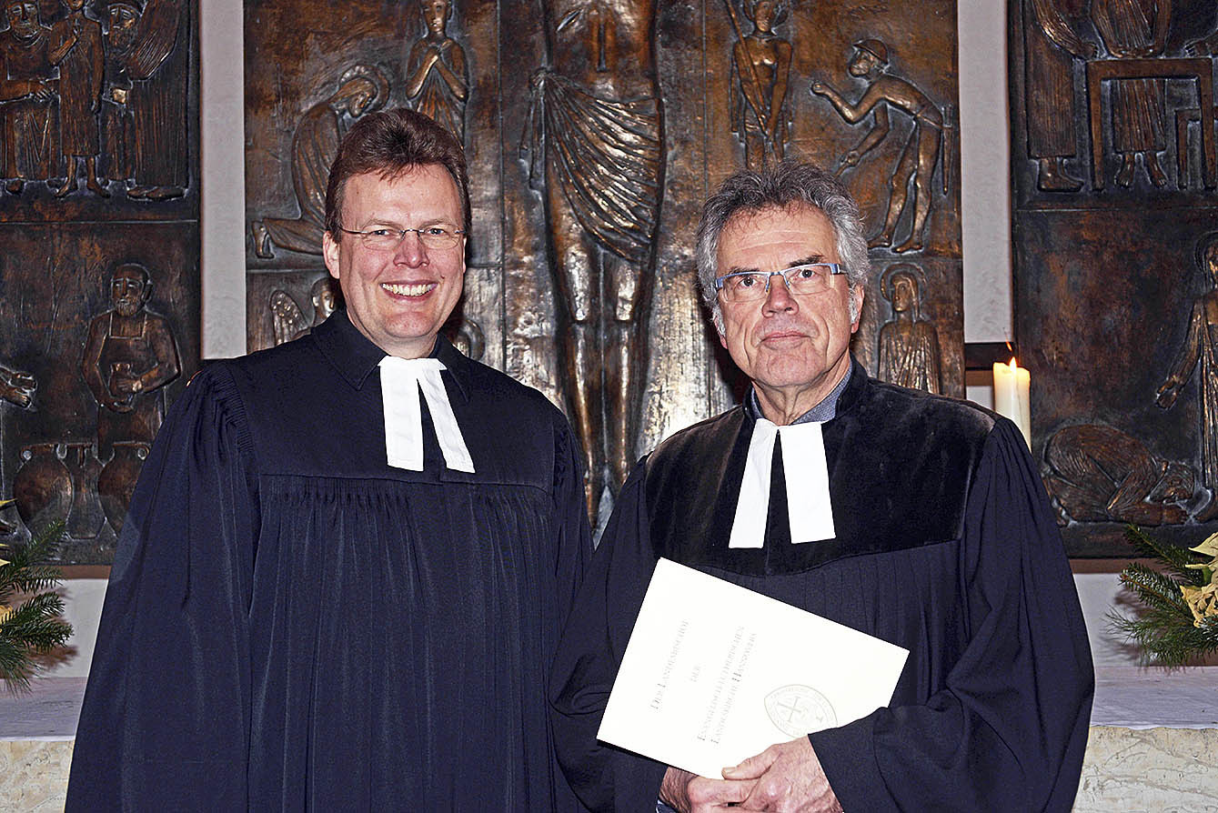 Bei der Verabschiedung: Superintendent Christian Berndt (li.) und Pastor Winfried Thumser