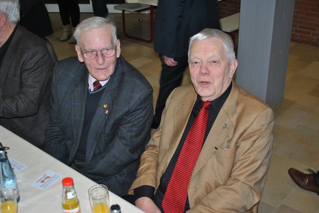 Sie bewegen viel in Luhmühlen und Putensen: Karl "Kalli" Overbeck (li.) vom gleichnamigen Luhmühlener Reitsportverein und Heinz-Hermann Bode, in Luhmühlen lebender Seniorchef des Luhmühlener Mulden- und Containerdienstes