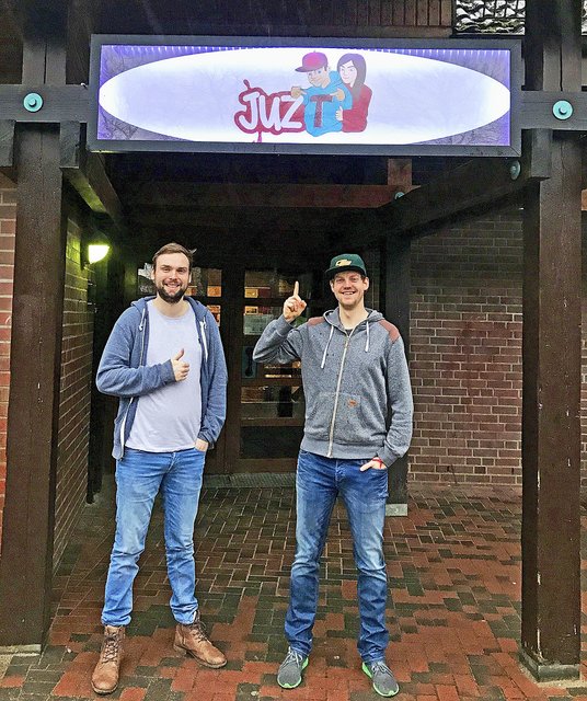 Die JUZ-Leiter Lennard Weiß (li.) und Benjamin Gaum mit dem neuen Logo
