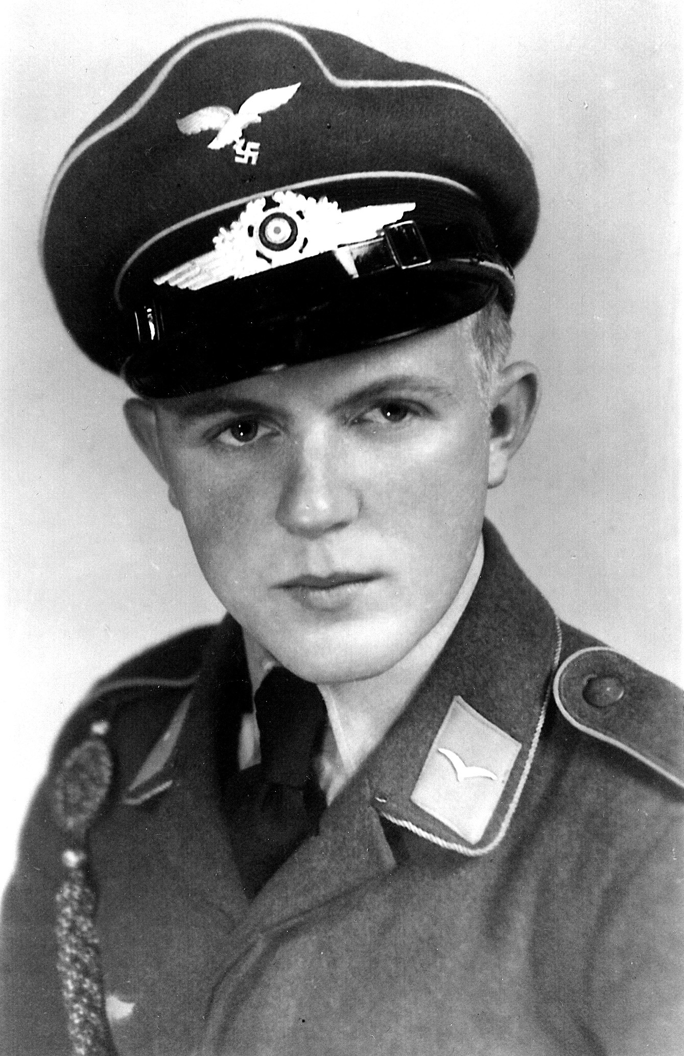 Alfons Hügle war besorgt um seine Verlobte, beging Fahnenflucht in einem deutschen Militärflugzeug und wurde kurz vor Kriegsende von einem Britischen Abfangjäger abgeschossen