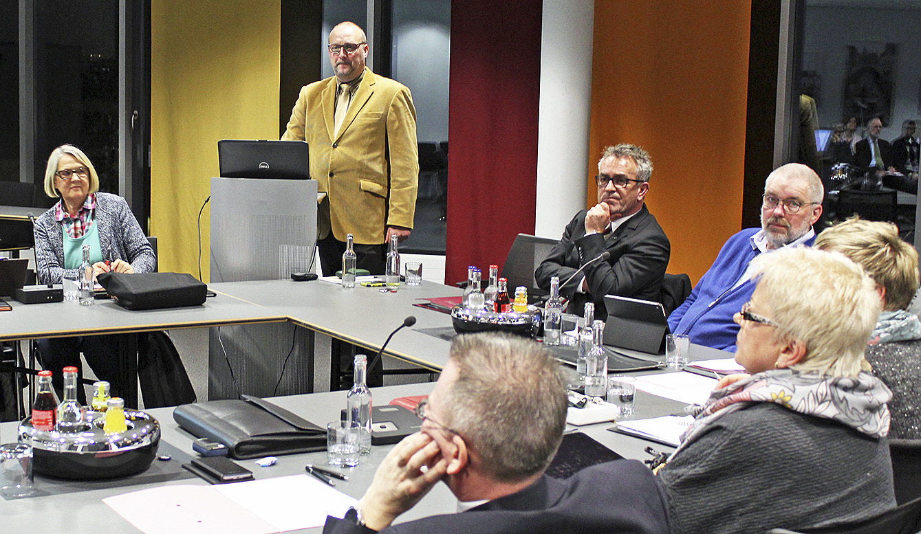 Wie der Parkplatzmangel am Elbe Klinikum beseitigt werden kann, präsentierten Dr. Carsten Mau (li.) und Arturo Junge (3. v. li.) dem Ausschuss für stadtentwicklung