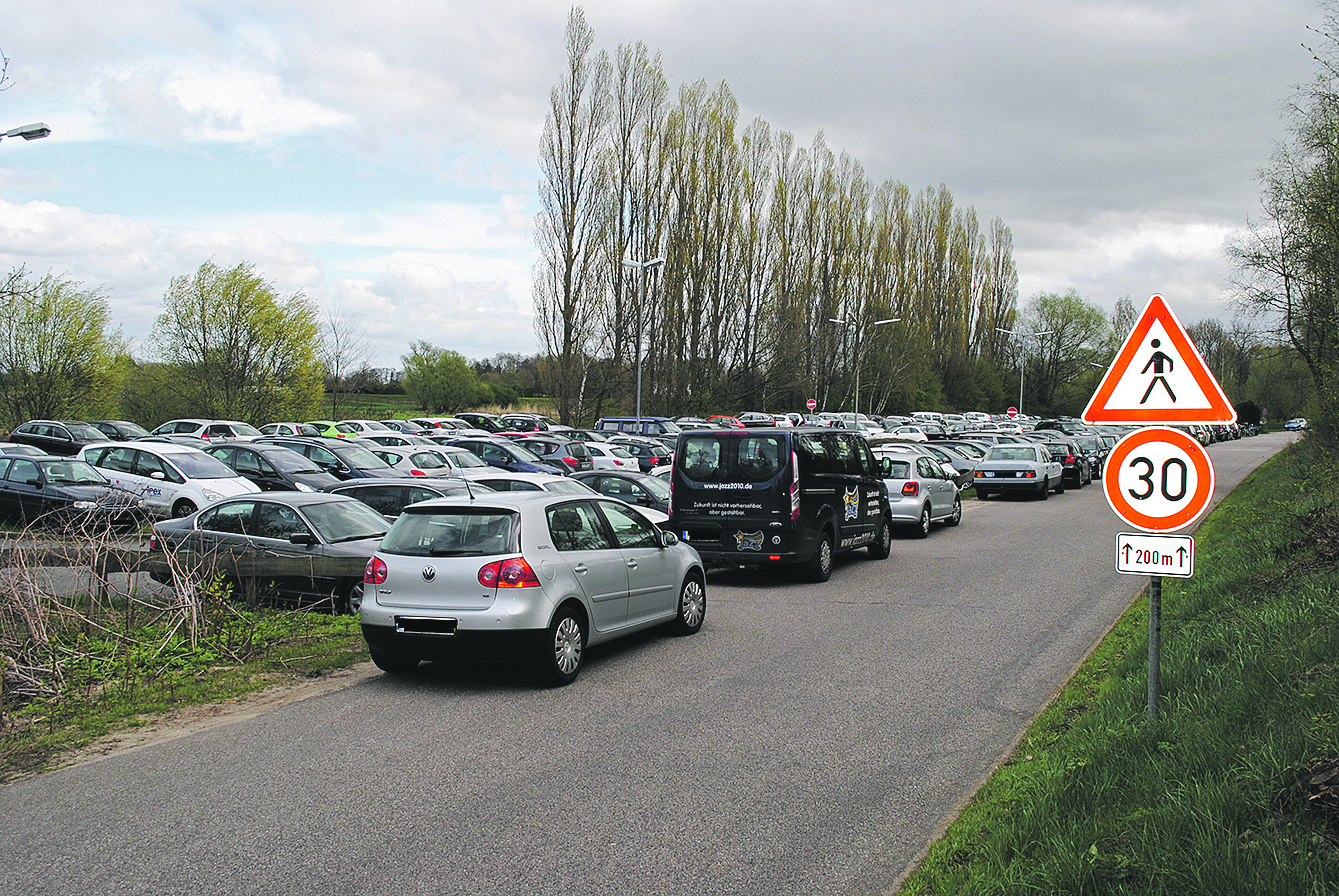 Der Pendler-Parkplatz am Steller Bahnhof ist täglich hoffnungslos überfüllt. Es gibt viele "Wild-Parker"