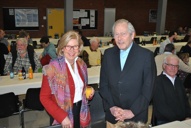 Engagieren sich für die Kultur in Salzhausen: Charlotte Weyer vom Verkehrs- und Kulturverein mit Einar Petersen, der gute Verbindungen zum Theater hat