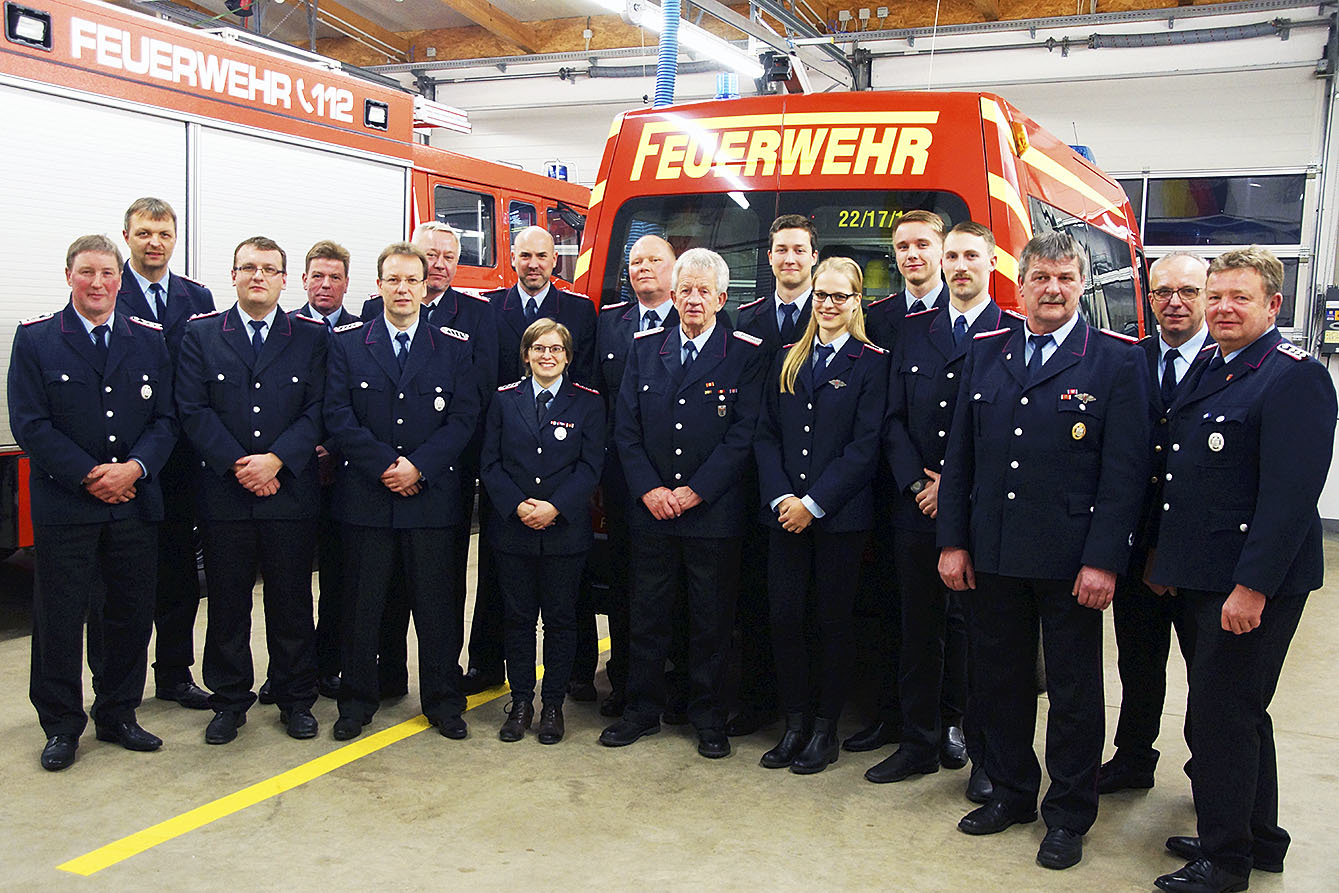 Geehrte, Beförderte und Ehrengäste der Feuerwehr Kakenstorf
