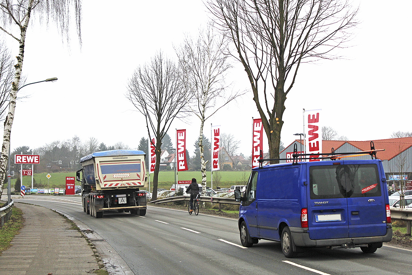 Der Gehweg an der K12 ist für Fahrradfahrer tabu, stattdessen geht es auf die Straße