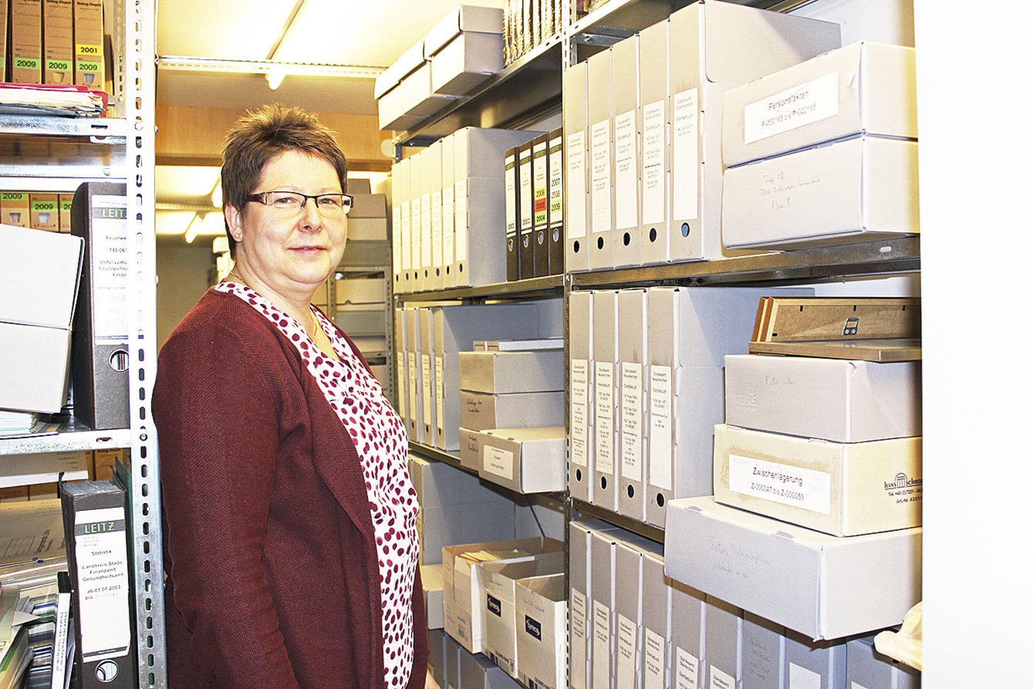 Archivarin Silke Ebers verwaltet die Vergangenheit Stade