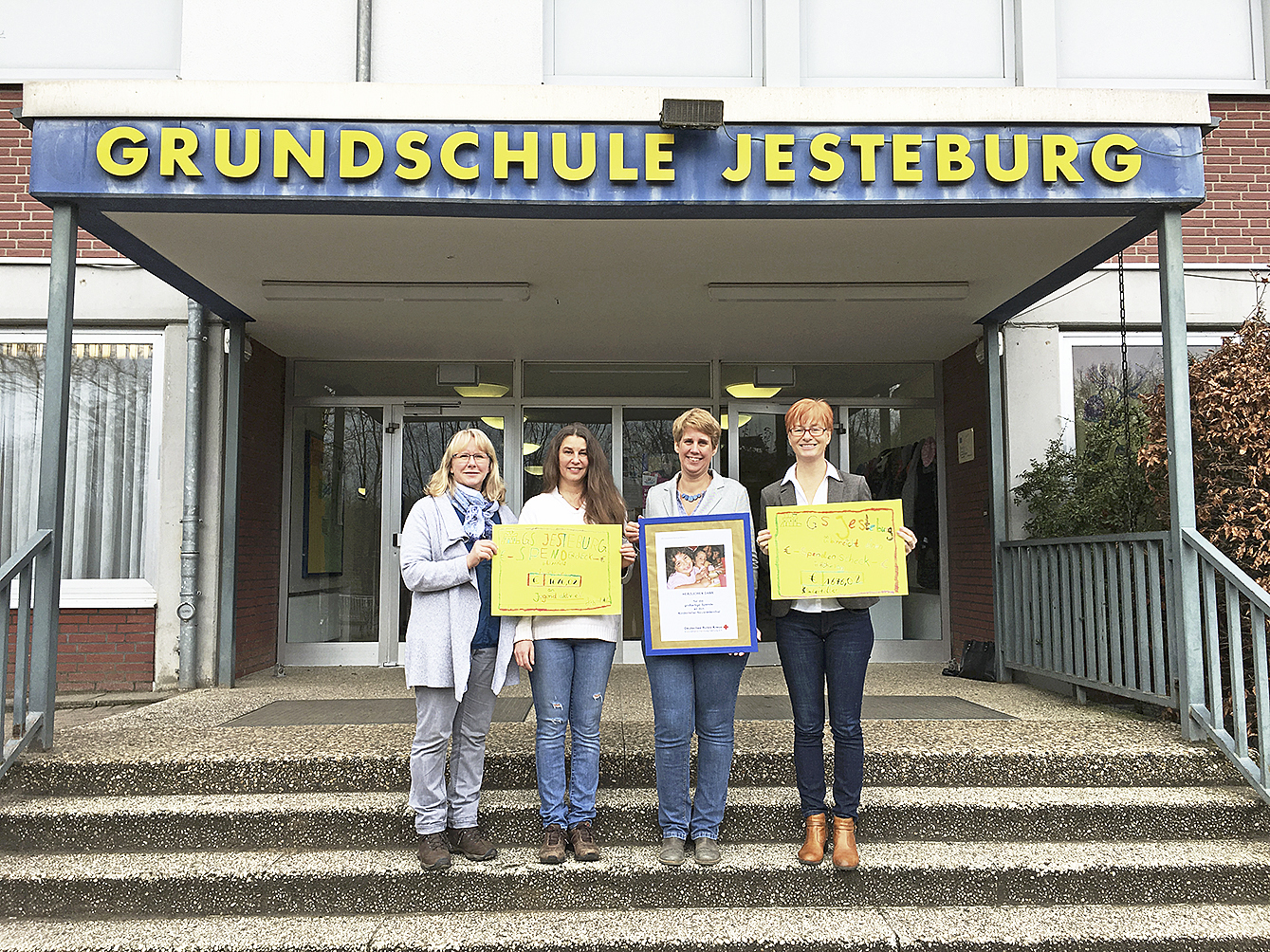 Bettina Fritsche (Schulleitung, 3. v. li.) übergab die selbst
gebastelten Spendenschecks an: Dörte von Elling (v. li.) und Anne Dietrich (beide „Jugend aktiv“) sowie Dirka Grießhaber (Kinderteller des DRK)