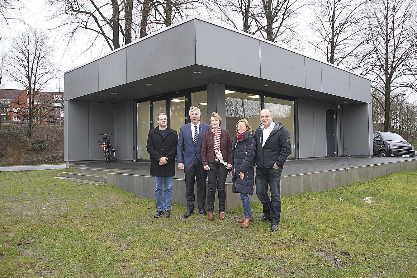 Vor dem Pavillon (v. li.): Kulturchef Dr. Andreas Schäfer, Dow-Werksleiter Dieter Schnepel, Bürgermeisterin Silvia Nieber und die Verwaltungsmitarbeiter Heide Raamenn (Kultur) sowie Bauingenieur Bernd Bieber (Bauamt)