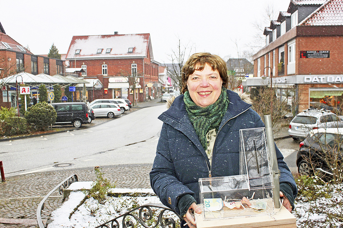 Kirchenvorsteherin Gisela Helms mit der "Spenden-Kirche"