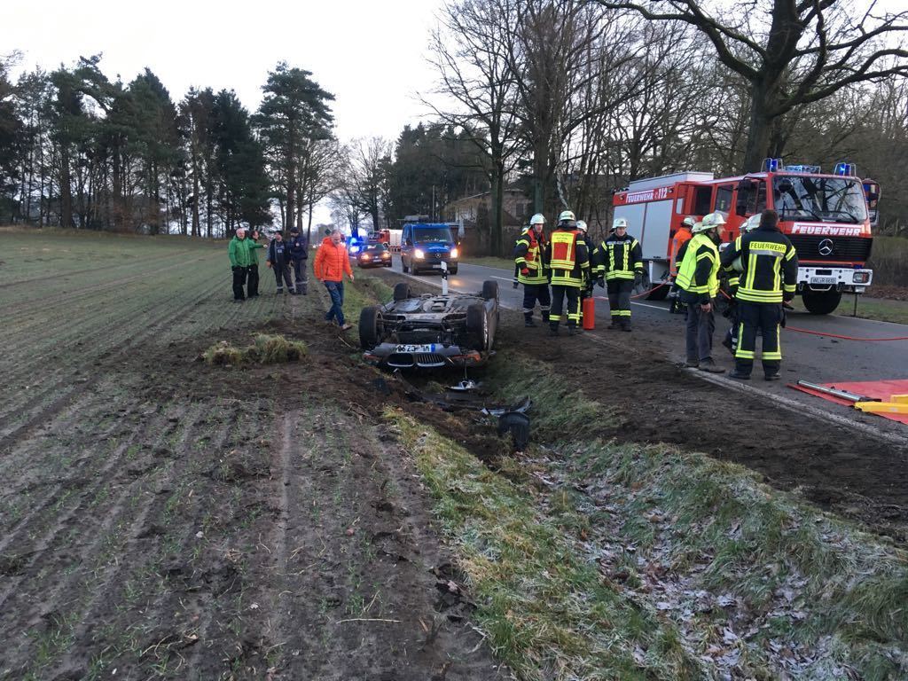 Der Pkw blieb auf dem Dach liegen