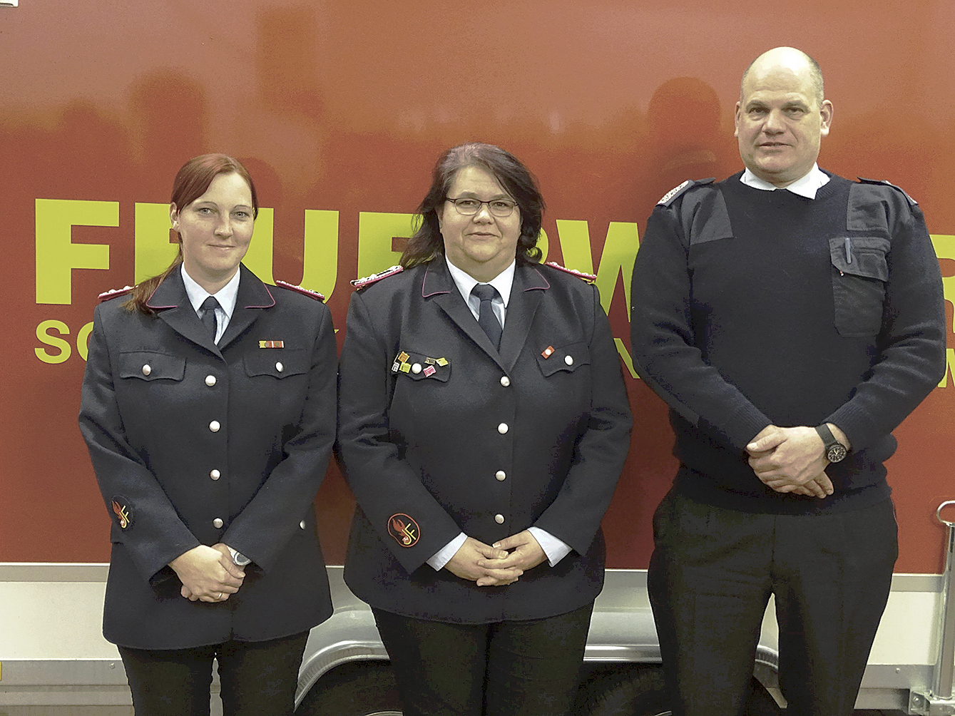 Jan Peters gibt seinen Posten als Jugendwart der Feuerwehren der Samtgemeinde Hanstedt an Nicole Dohrmann (Mitte) ab. Neue Stellvertreterin ist Sabrina Horstmann