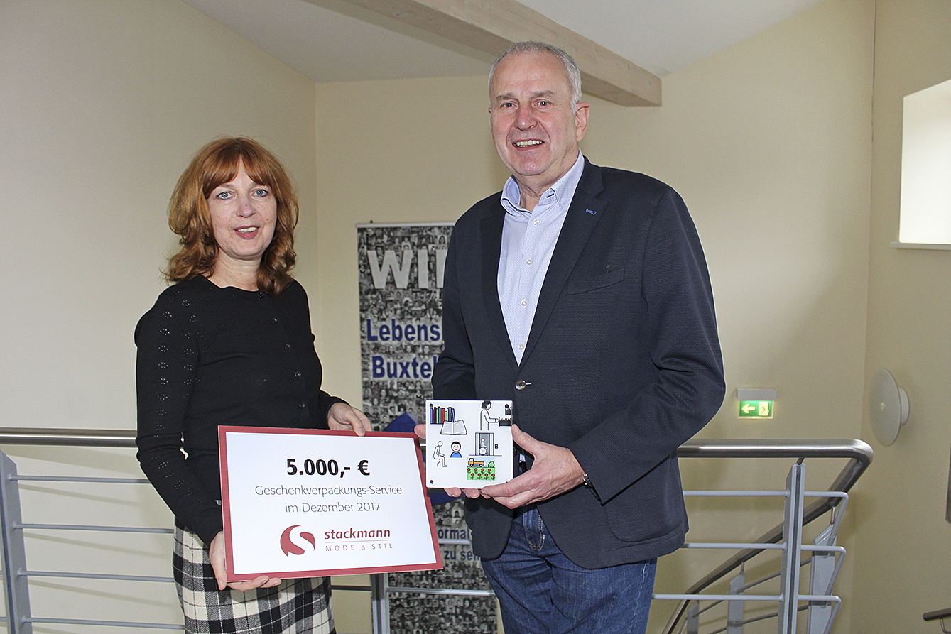 Iris Wolf, Geschäftsführerin der Lebenshilfe Buxtehude, bedankt sich bei Dieter Stackmann für die Spende