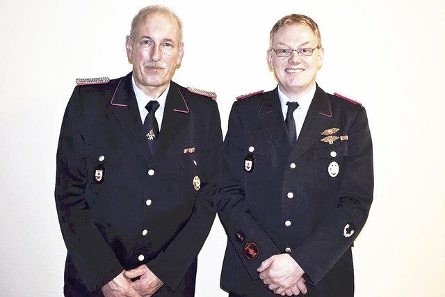 Für sein großes Engagement erhielt der ehemalige Ortsbrandmeister Wilhelm Kramp (li.) die Ehrenmedaille in Silber. Darüber freute sich auch sein Nachfolger André Lübberstedt