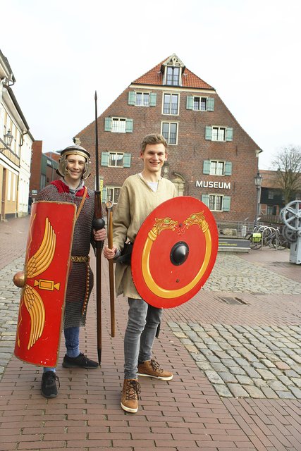 Max William Rüßmann (li.) und Simon Helmecke in 
historischen Kostümen | Foto: sb