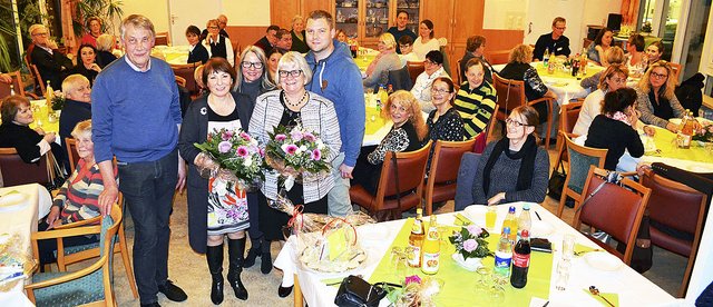 Irena Tollmien (vorne re.) und Maria Leschke (vorne li.) wurden jetzt vom Herbergsverein Tostedt, vertreten durch Geschäftsführer Peter Johannsen, Sabine Matthies vom Vorstand und vom stellvertretenden Heimleiter Helge Johannsen (v. li.), verabschiedet