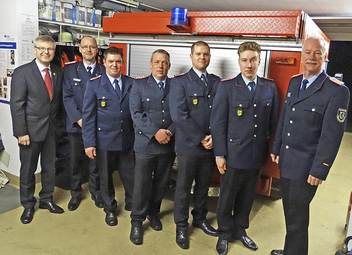 Samtgemeinde-Bürgermeister Olaf Muus (li.) dankte den Kameraden in Dierkshausen (v. li.): Matthias Becker, Carsten Peters, Olaf Peters, Dennis Wolf, Philip Juraschek und Jonny Anders