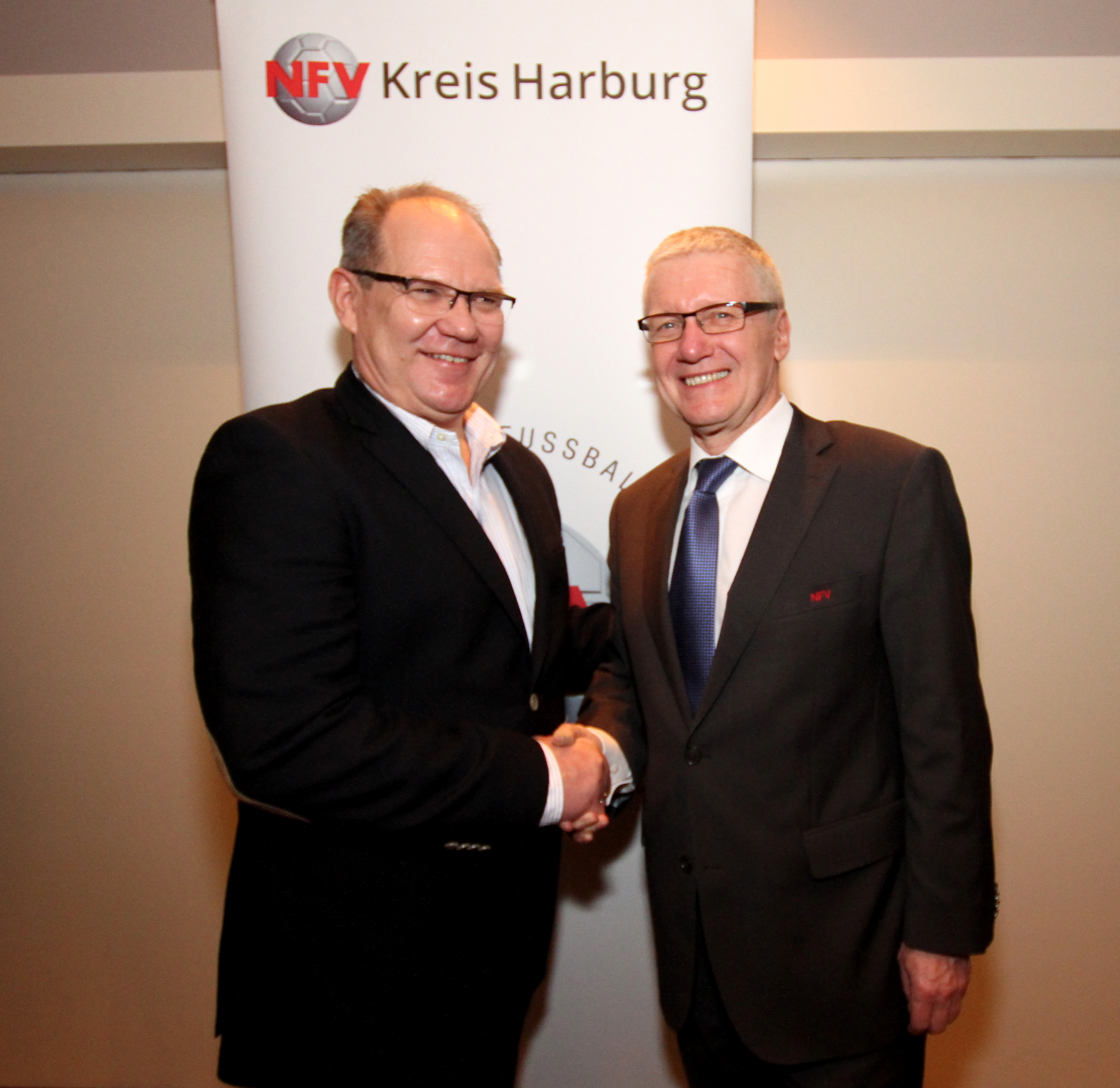 Manfred Marquardt (re.), Kreisvorsitzender des NFV, gratuliert Karsten Egler
