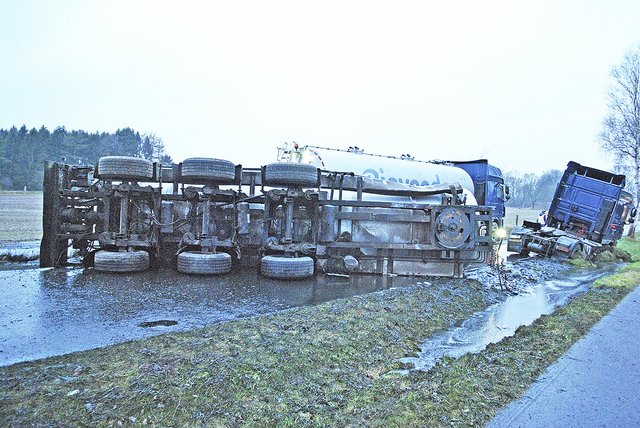 An der Unfallstelle: der umgestürzte Transporter auf der von Gülle verschmierten Straße