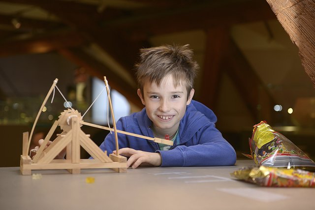 Spaß mit der 
Gummibärchenschleuder | Foto: Martin Elsen