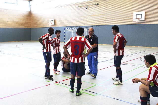 Halbzeit: Karsten Egler coacht sein Team „FC Rosengarten International