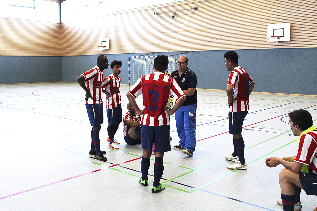 Halbzeit: Karsten Egler coacht sein Team „FC Rosengarten International