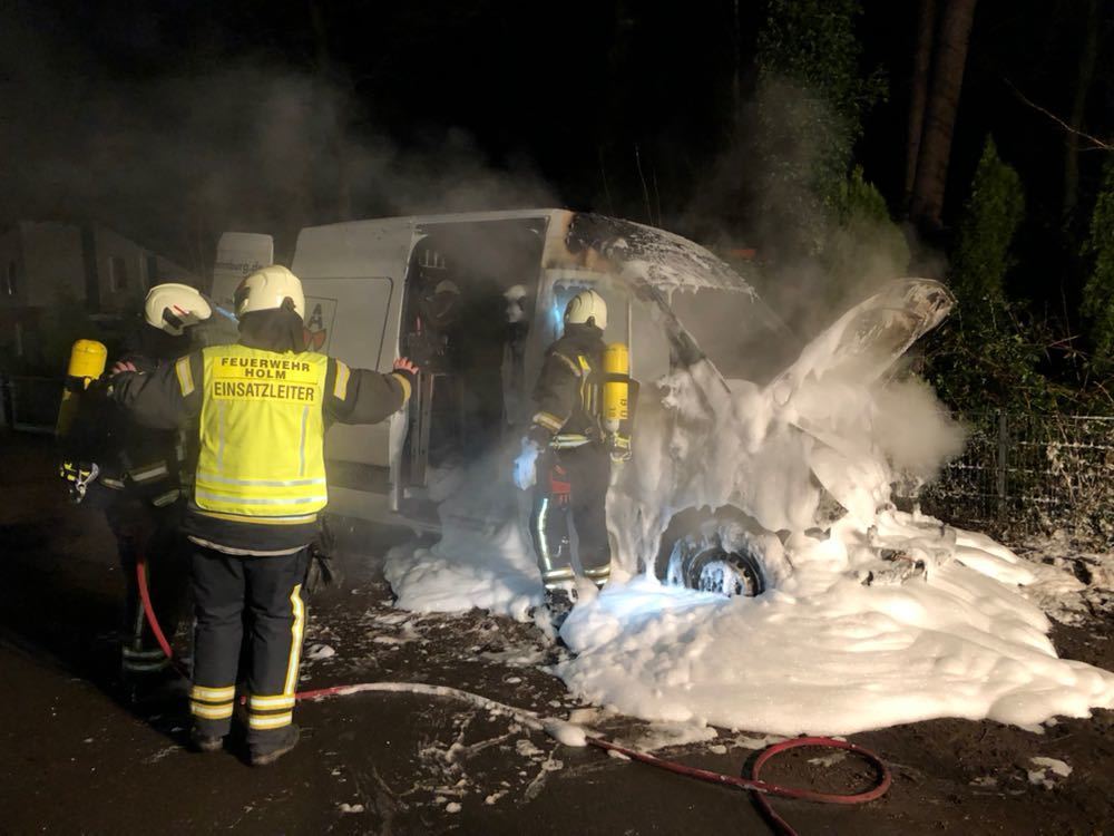 Der Transporter brannte im Frontbereich vollständig aus