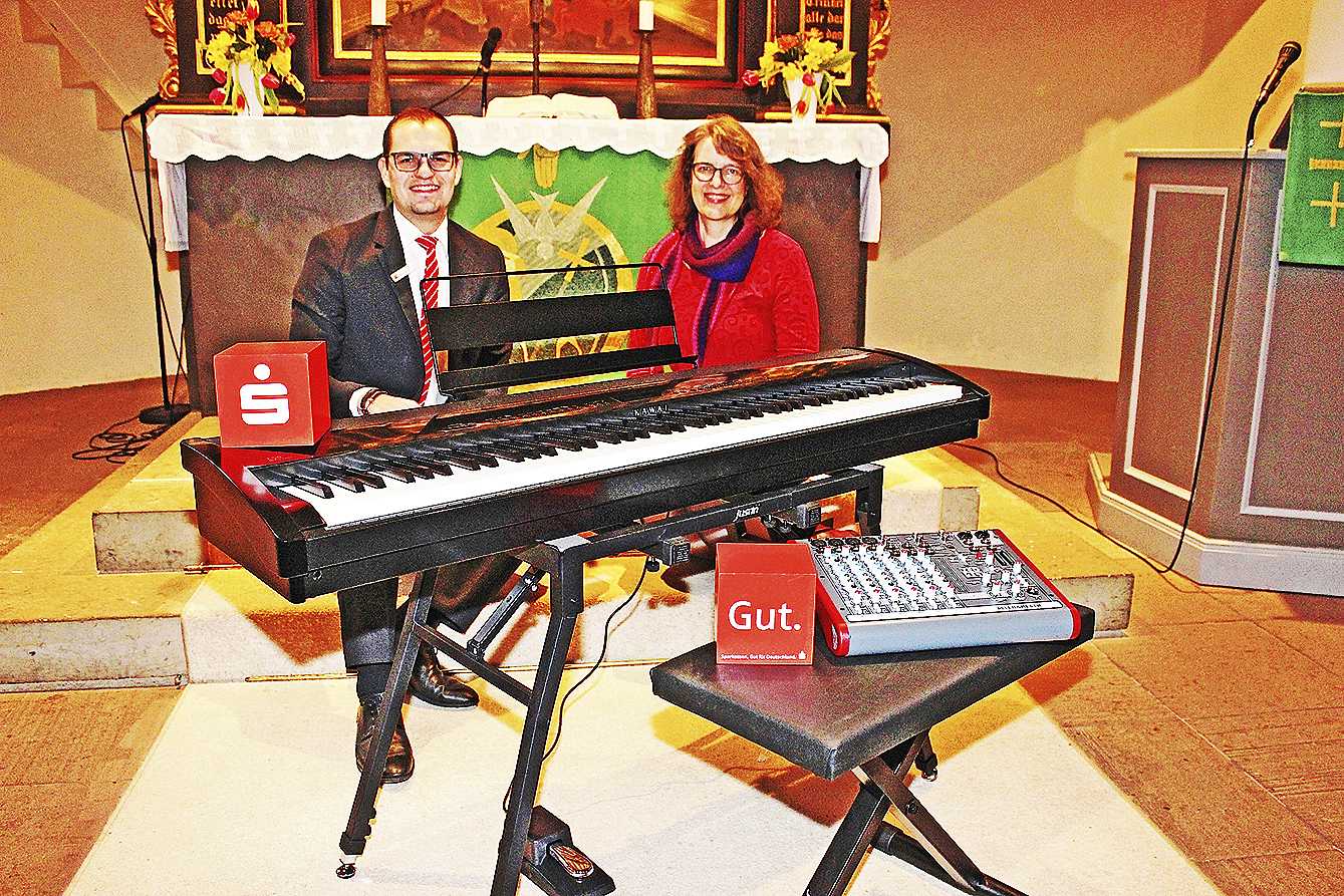 Pastorin Ruth Stalmann-Wendt und Filialleiter Stefan Weber testen das neue E-Piano Foto: W.Wiegel/SHB