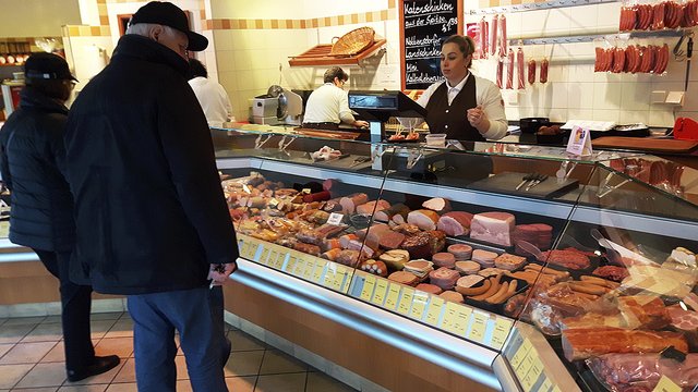 Oxana Jung von der Fleischerei Bartsch in Nottensdorf berät die Kunden fachkundig | Foto: U. Dingfeld