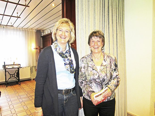 Begrüßung der Referentin: Birgit Albers vom Landfrauen-Vorstand (li.) mit Karin Vorländer