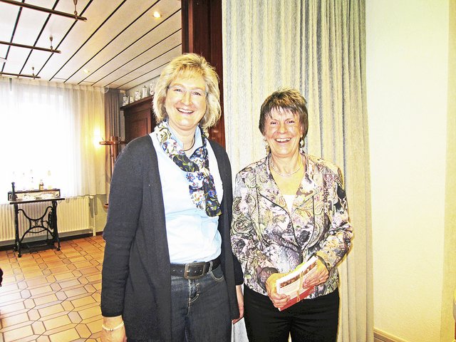 Begrüßung der Referentin: Birgit Albers vom Landfrauen-Vorstand (li.) mit Karin Vorländer | Foto: Regina Schmidt