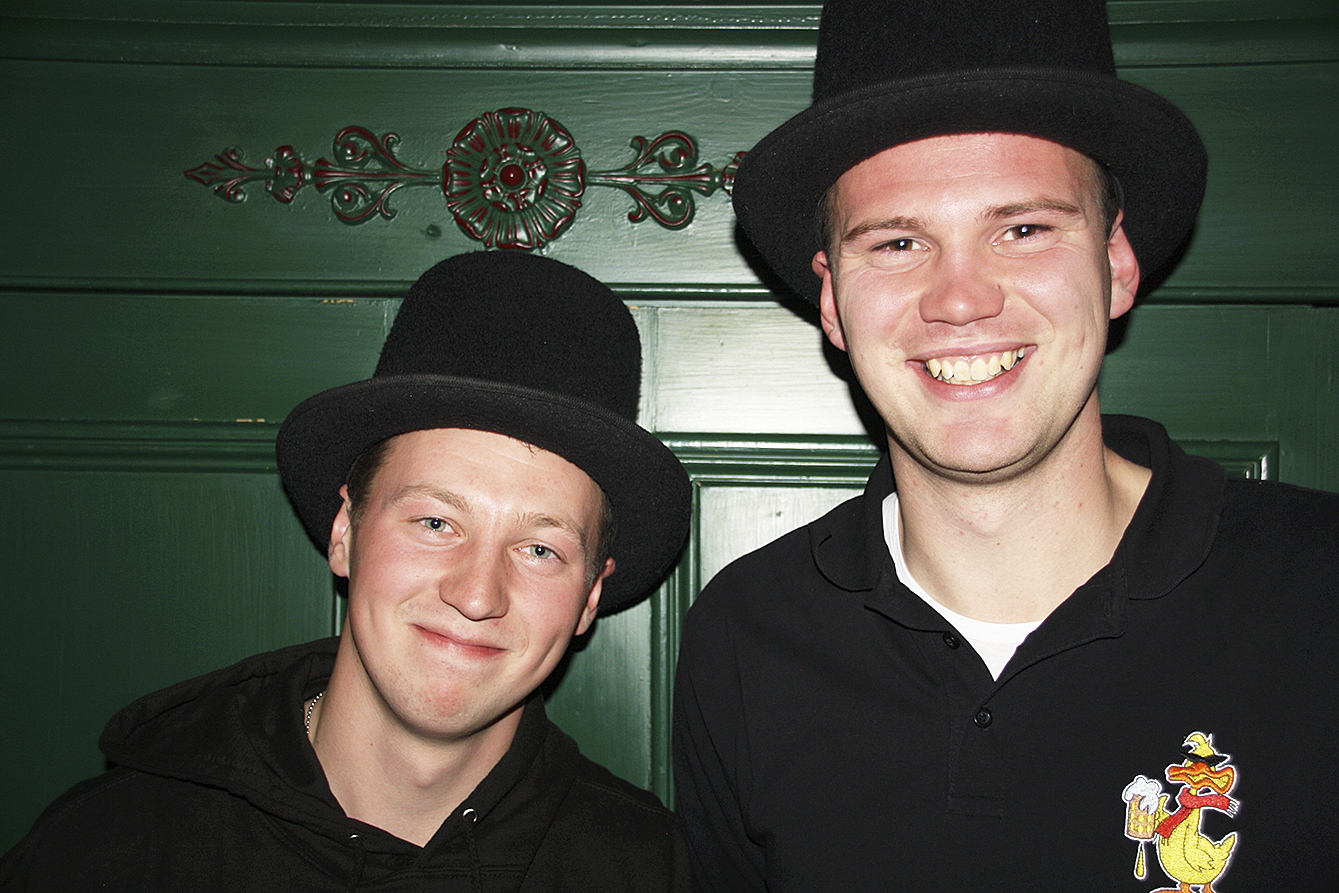 „Mudder“ Andreas Menck (li.) und „Vadder“ Tim Schierhorn laden alle zum Mitfeiern ein
