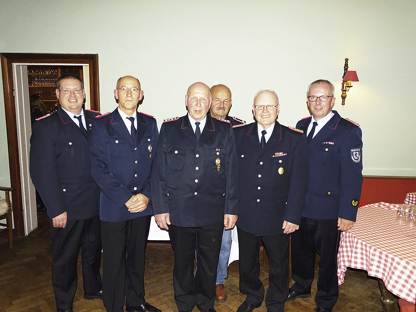 Zu Gast in Ollsen (v. li.): Gemeindebrandmeister Arne Behrens, Norbert Bisping, Manfred Homann, Horst Völker, Ernst-August Petersen und Kreisbrandmeister Volker Bellmann