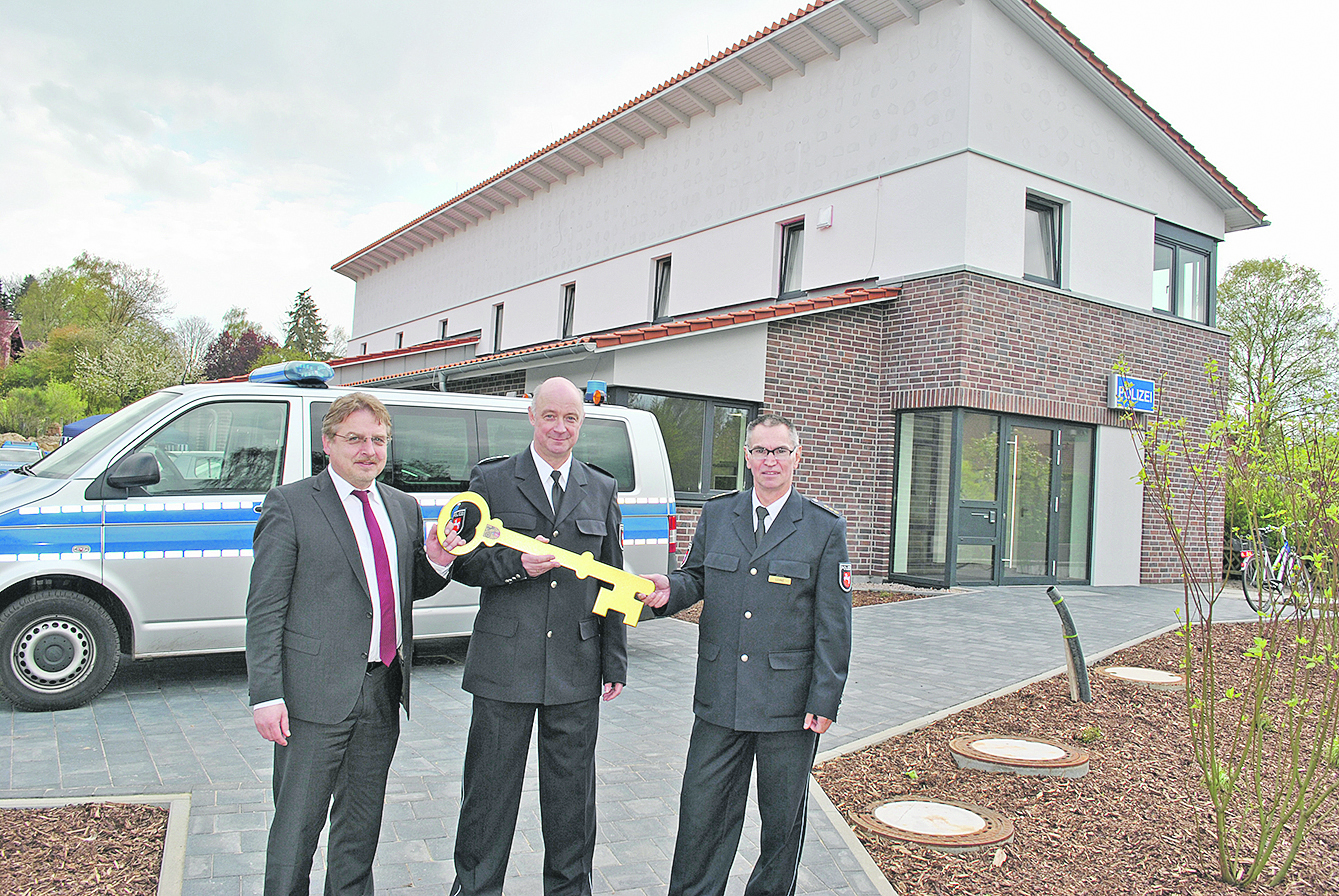 Bei der Einweihung der Polizeistation in 2017 (v. li.): Samtgemeinde-Bürgermeister Wolfgang Krause, Stationsleiter Michael Stolze und Uwe Lehne, Leiter der Polizeiinspektion Harburg