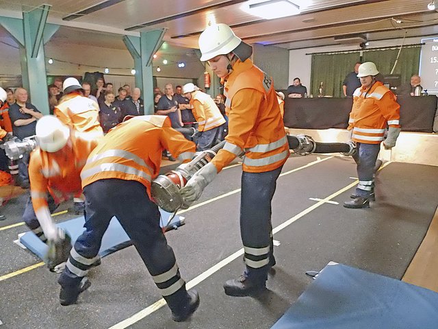 Wettkampf in Nordahn: Hier wird tüchtig gekuppelt Foto: Heino Schiefelbein