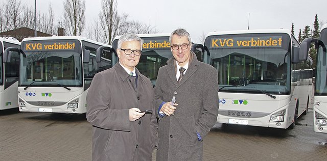 Landrat Michael Roesberg (li.) und KVG-Geschäftsführer Michael Fastert vor den neuen Bussen. "KVG verbindet" ist die Kennung des WLAN-Angebotes Fotos: jd
