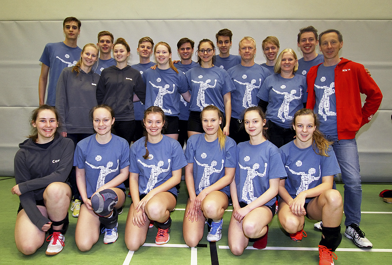 Die beiden Teams des Ausrichters TSV Buchholz 08 mit ihren Trainern (stehend Mitte v.r.): Christoph Stapmann, Uta Liebold und Jan Wenkel