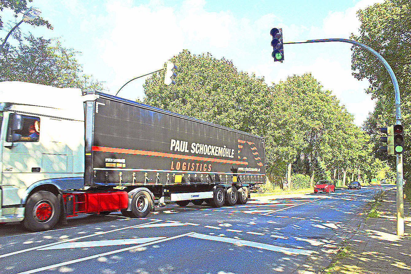 Auf der Tostedter Straße sind auch viele Lkw unterwegs,
die oft vor der Ampel nicht mehr rechtzeitig bremsen können