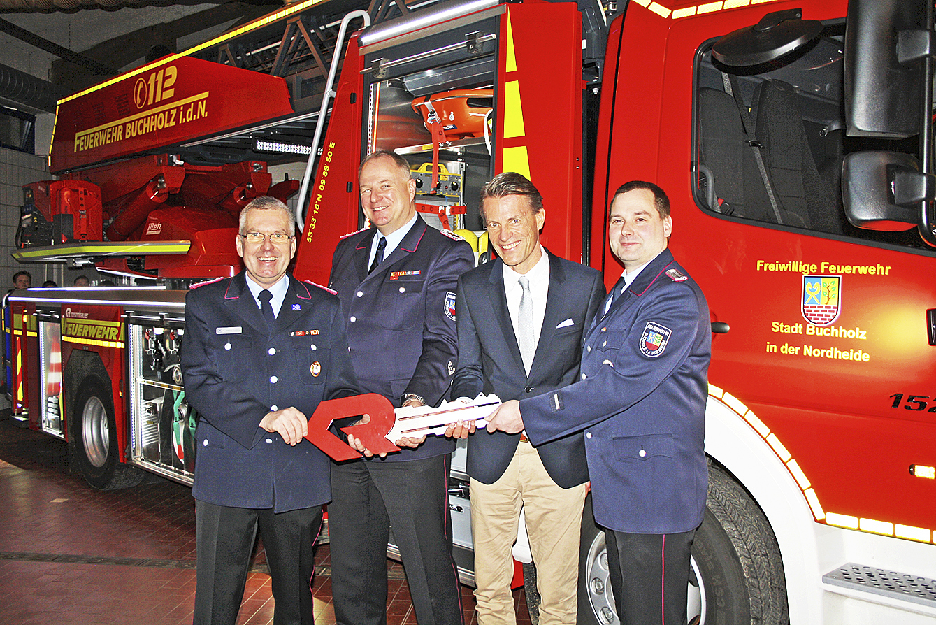 Symbolische Schlüsselübergabe: Ortsbrandmeister Ralf Behrens-Grünhage (v. li.), Stadtbrandmeister André Emme, Bürgermeister Jan-Hendrik Röhse und stv. Ortsbrandmeister Florian Marks