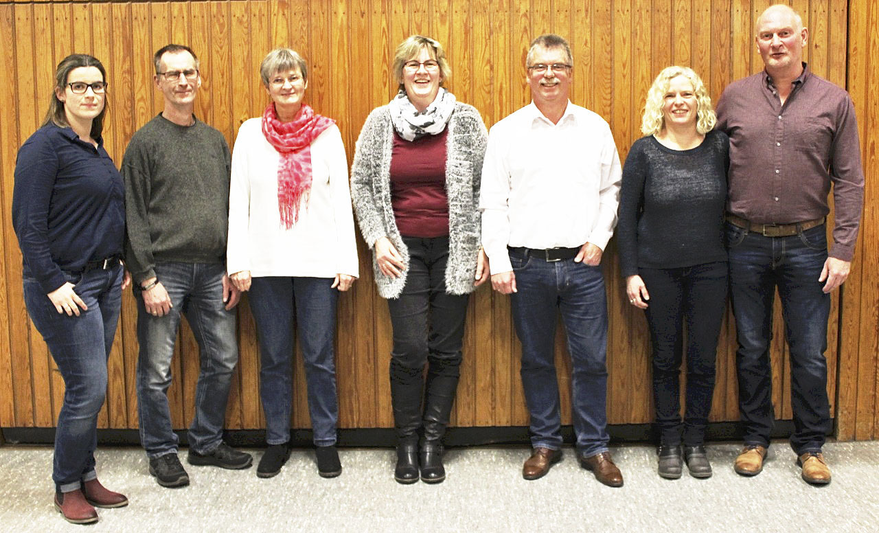 Das Vorstands-Team des SV Agathenburg/Dollern: Birte Martens (v. li.), Michael Dehmlow, Brunhild Jungnickel, Verena Schiffbäumer, Georg Martens (Erster Vorsitzender a.D.), Susanne Martens und Torsten Duda. Es fehlt Björn
Vollmer