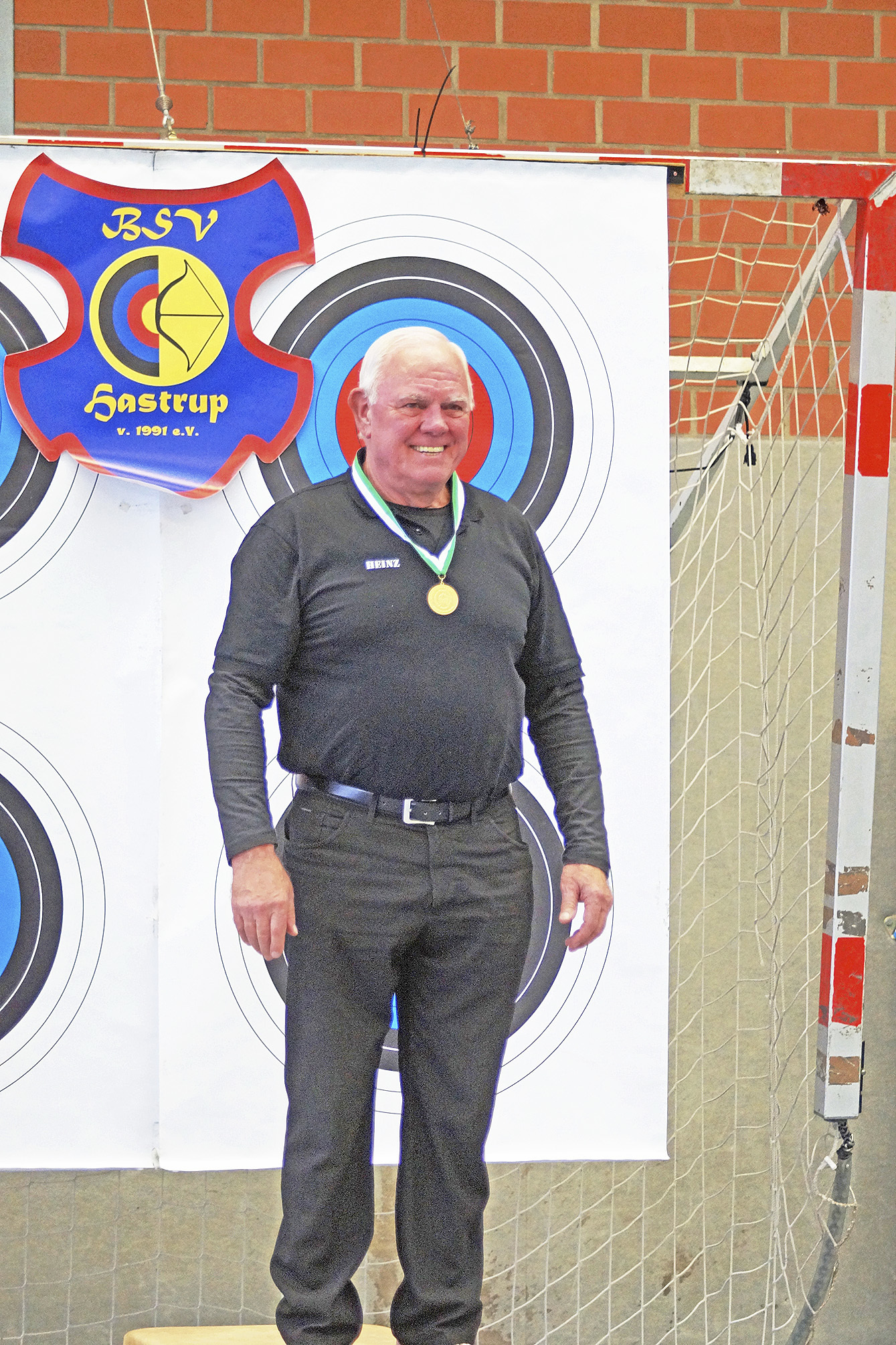 Mit seiner Goldmedaille: Landesmeister Heinz Bettin