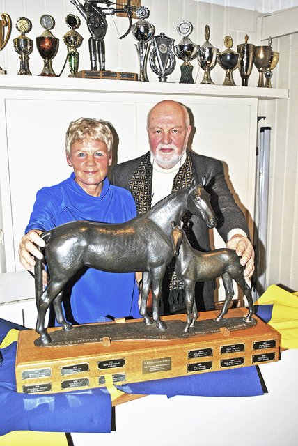 Stolz auf den Wanderpreis: Herbert und Ute Steuber bei der Ehrung im Garstedter Schützenhaus