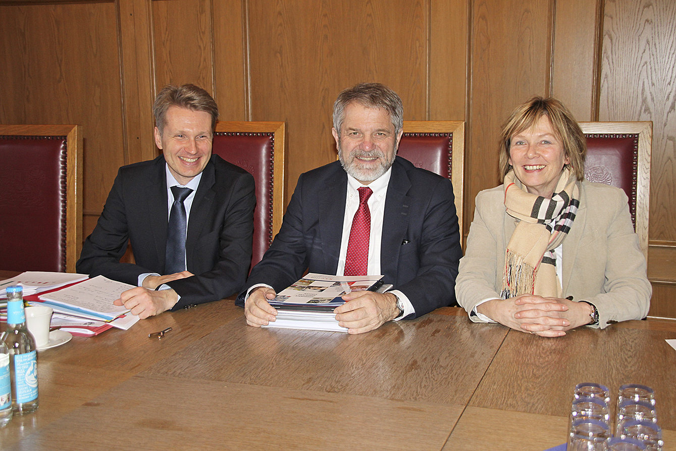 Bürgermeisterin Silvia Nieber begrüßte die Städtetags-Geschäftsführer Dr. Jan Arning (li.) und Präsident Ulrich Mädge, Oberbürgermeister von Lüneburg, in der Senatorenstube des Stader Rathauses
