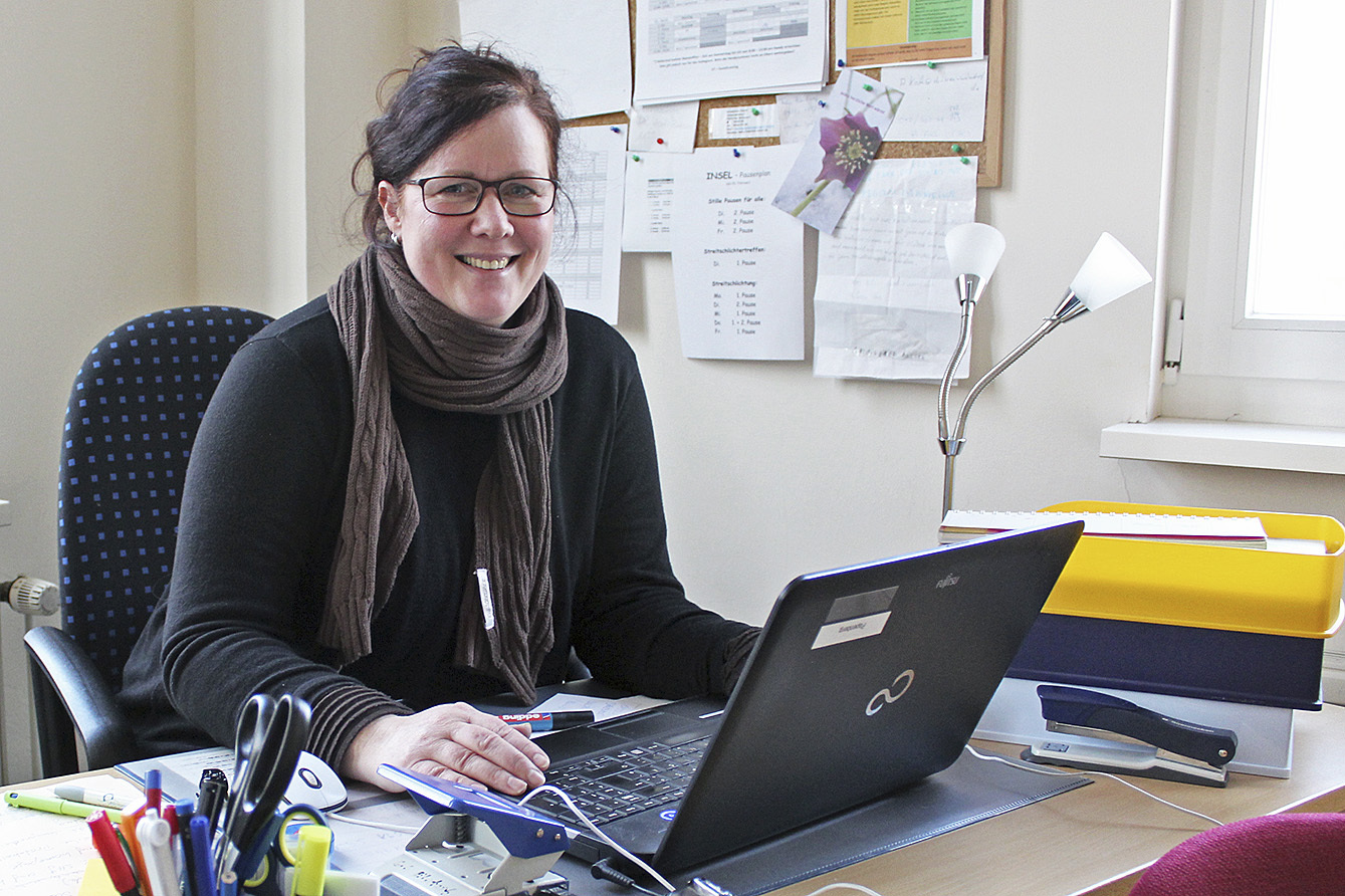 Britta Papenberg an ihrem Schreibtisch in der Grundschule Elstorf
