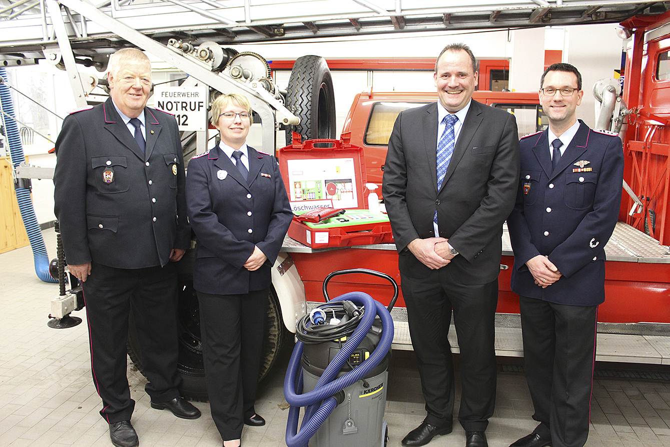 Mit dem neuen Saugapparat und Experimentierkoffer (v. li.): Hans-Dieter Braack, ehemaliger Ortsbrandmeister, Nathalie Kaminski, Leiterin der Jugendfeuerwehr Himmelpforten, Sven Thieße, Vorsitzender des Fördervereins, und der Ortsbrandmeister von Himmelpforten, Stephan Heuer