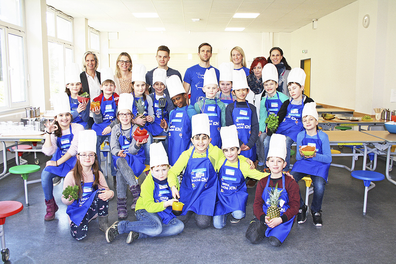 Wissen jetzt alle, wie wichtig gute Ernährung und ausreichend Bewegung sind (hinten v. li.): Schulleiterin Andrea Salomon, Lehrerin Kristina Rodewald, Nicolas Voedt, Christoph Lühr und Rabea Berndt (alle Edeka-Stiftung), Andreas Freudenthal (päd. Mitarbeiterin), Souher Ritter und die Schüler der 3d