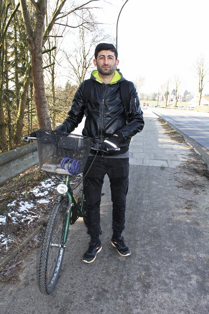 Shamel Kheder Keshman, 25, aus Klecken: „Fahrrad fahren auf der Bürgermeister-Glade-Straße? Für Rennradfahrer mag das angehen, für normale Fahrradfahrer wie mich finde ich das nicht so gut. Hier ist zu viel Verkehr, und viele Fahrzeuge fahren zu schnell. Da kann es schnell zu einem Unfall kommen.“