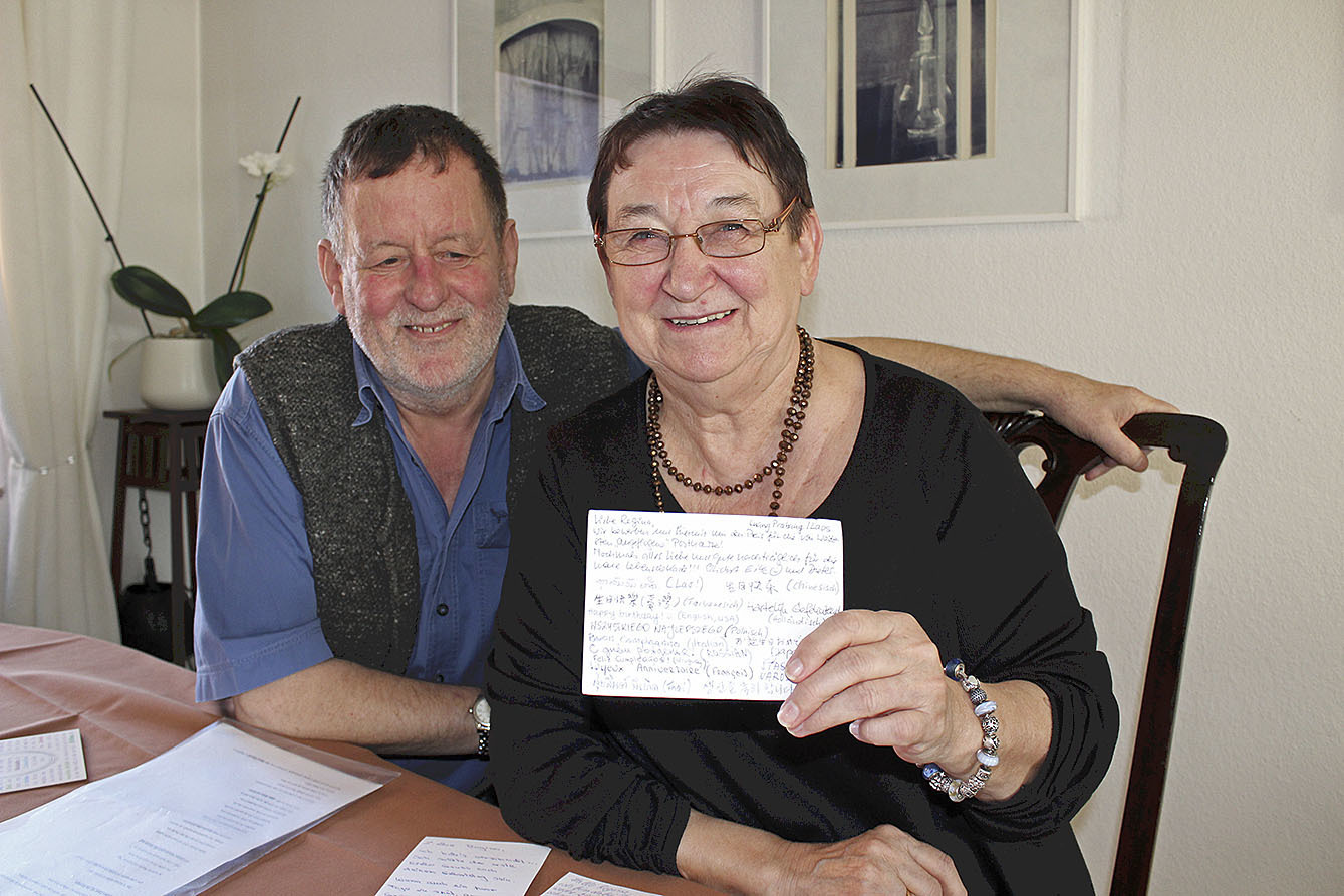 Über diese Postkarte mit rund 15 Geburtstagsfrüßen in unterschiedlichsten Sprachen haben sich Regina Kortländer und ihr Mann Ludwig besonders gefreut